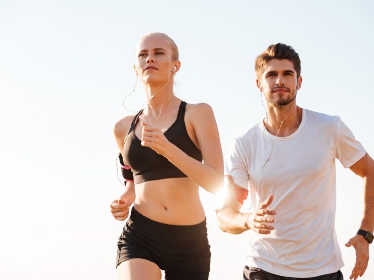 Vitale man en vrouw rennen buiten hard samen