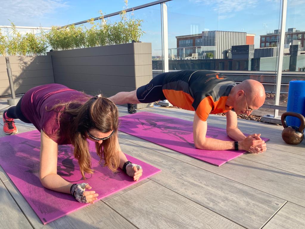 Vader en dochter in sportkleding trainen buiten