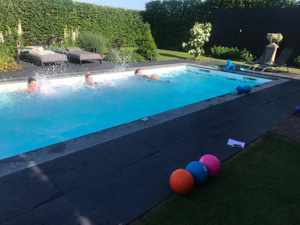 Er wordt buiten getraind in een zwembad thuis