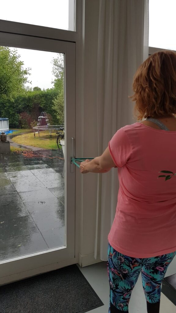 Vrouw in sportkleding traint binnen