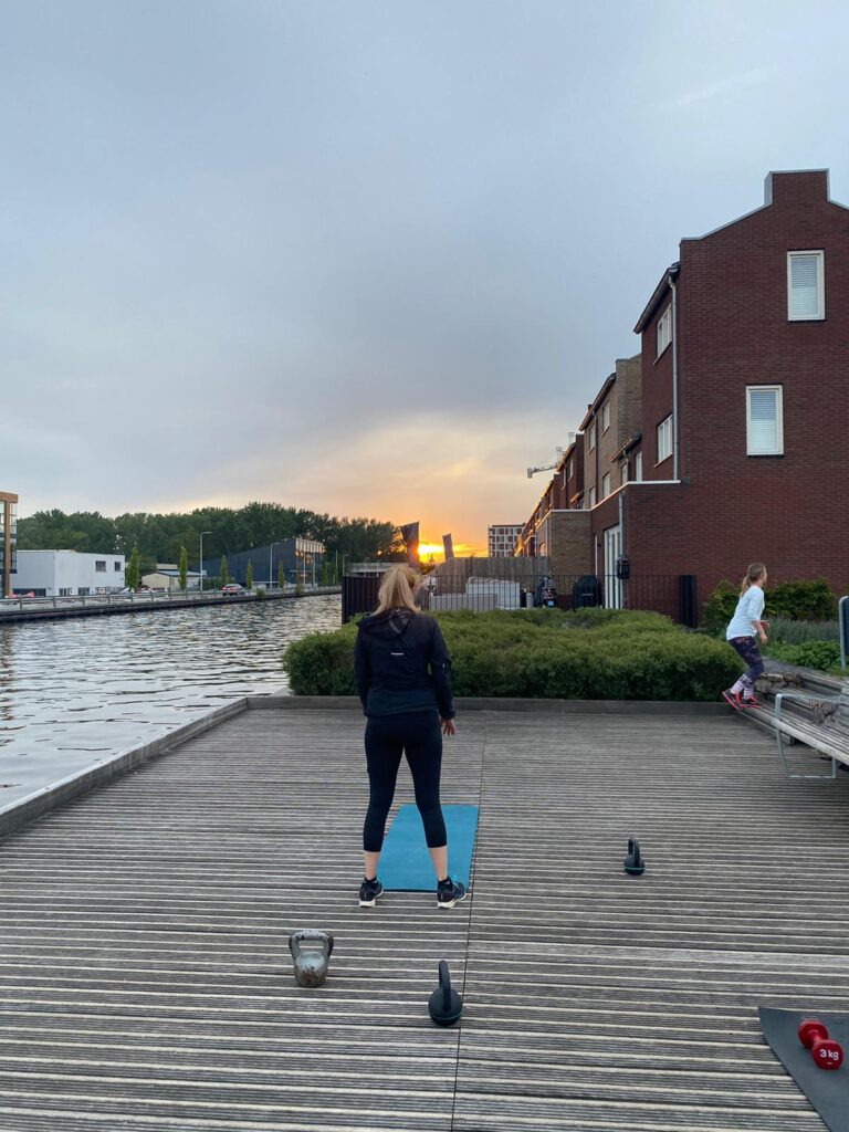 2 vrouwen in sportkleding trainen buiten