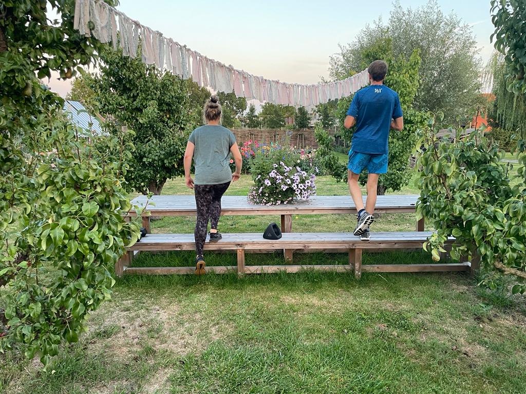 Stel traint samen in de tuin