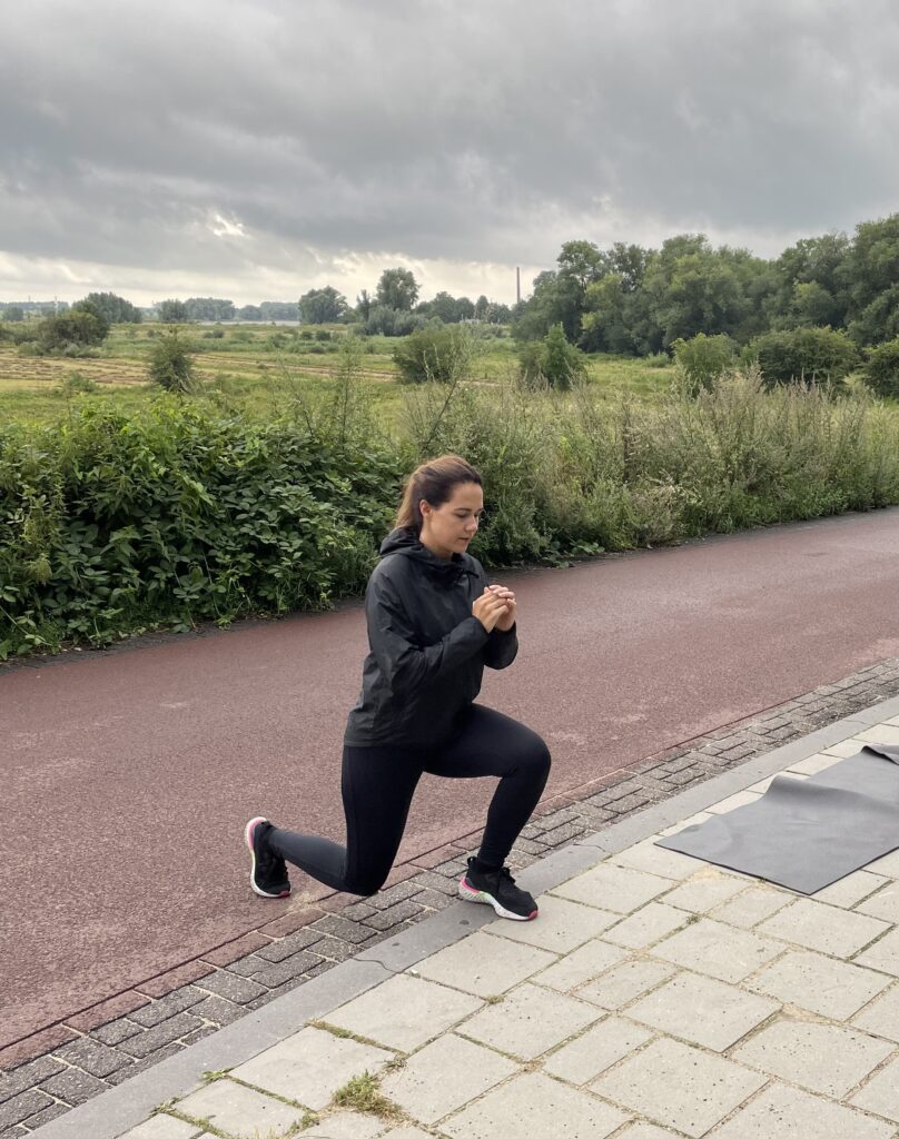 Vrouw in sportkleding traint buiten