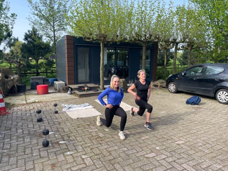 2 vrouwen in sportkleding trainen buiten