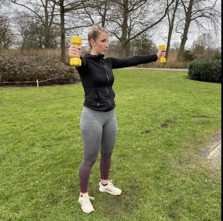 Vrouw in sportkleding traint buiten