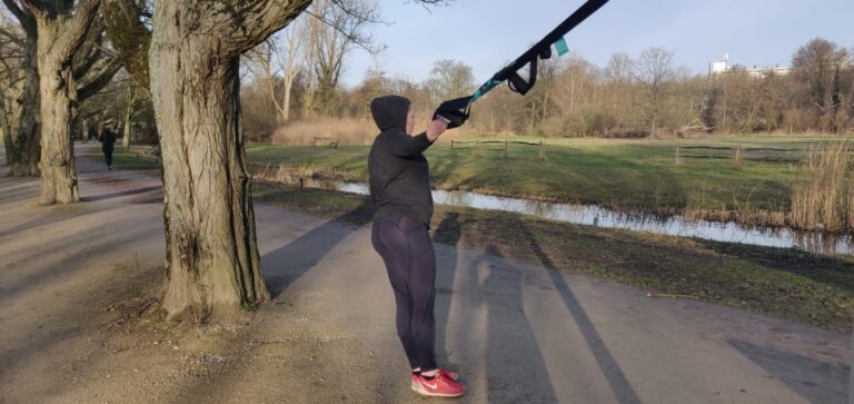 Vrouw in sportkleding traint buiten
