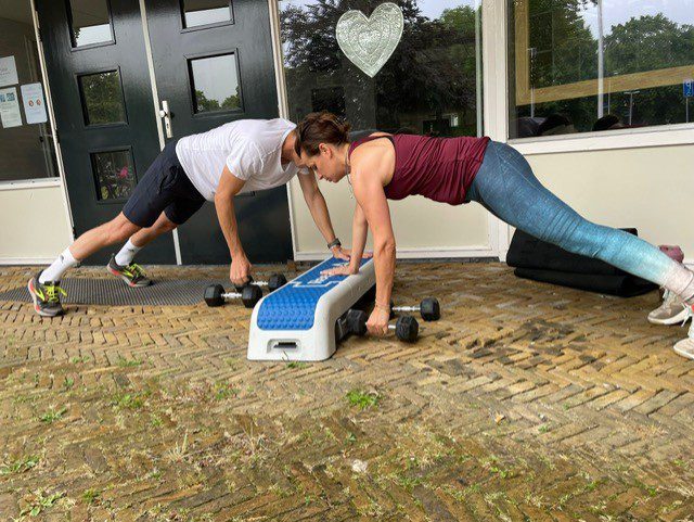 Stel in sportkleding traint buiten