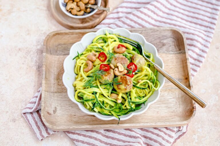 Courgetti met mango-kerriesaus en kipgehaktballetjes