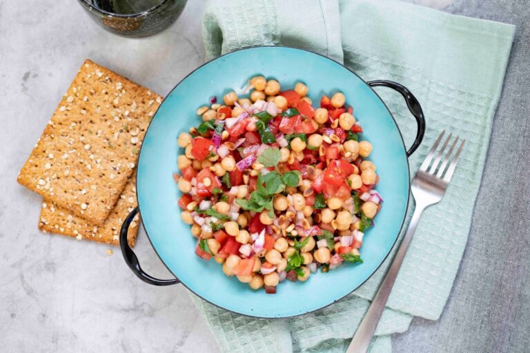 Blauw pannetje met kikkererwtensalade met daarnaast 2 crackers