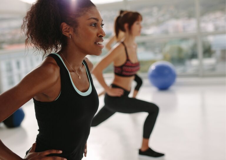 2 dames trainen in een gym