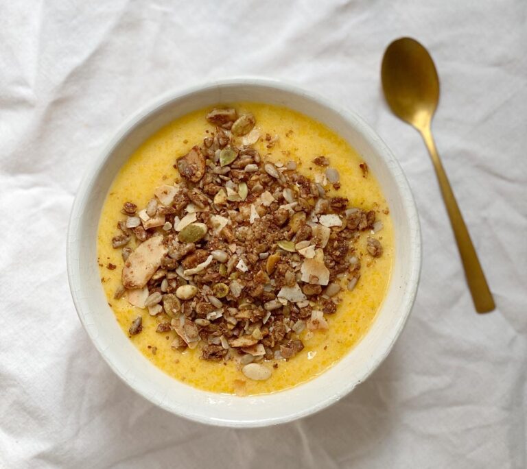 Gekleurde smoothie bowl met granola