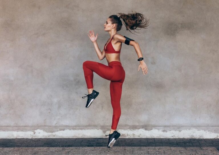 Sportende vrouw met strakke buik