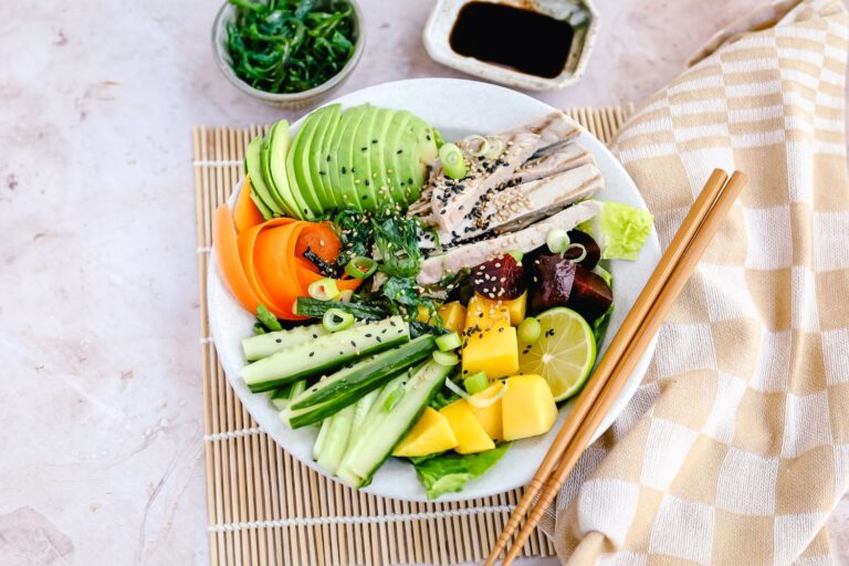 Bord met Poké bowl gegrilde tonijn, rode biet en mango