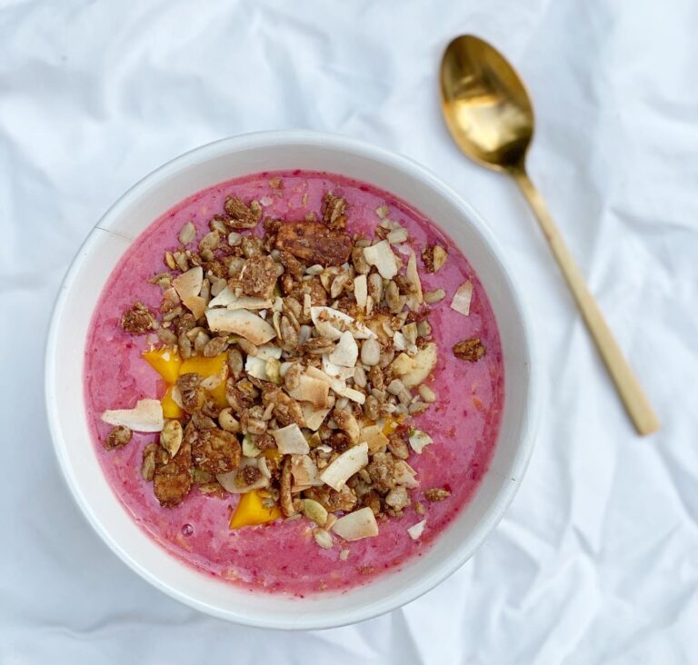 Gekleurde smoothie bowl met granola