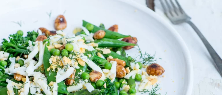 Snelle maaltijdsalade met geraspte eieren