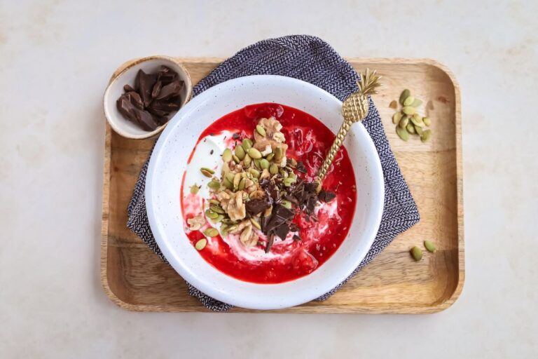 Kommetje met Yoghurt bowl aardbeienpuree