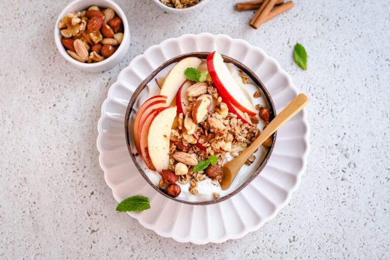 Yoghurt met noten muesli en appel