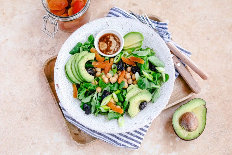 Bord met Zoete salade met kikkererwten avocado