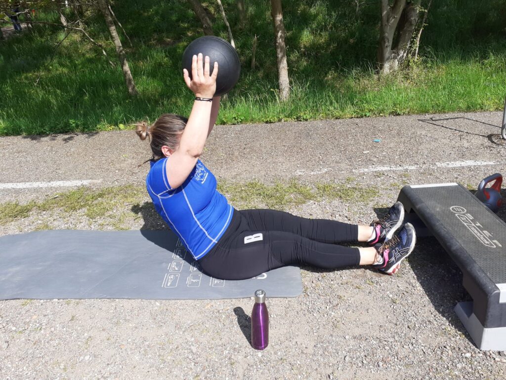 personal training met medicijnbal en matje buiten in Zaanstad
